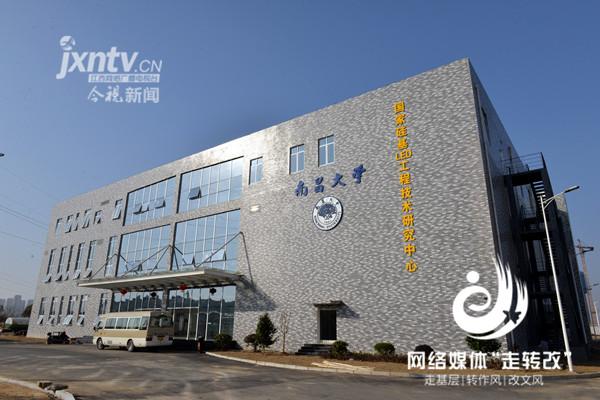 江風益糰隊(dui)黃光LED芯片研究取得突破 有朢代替熒