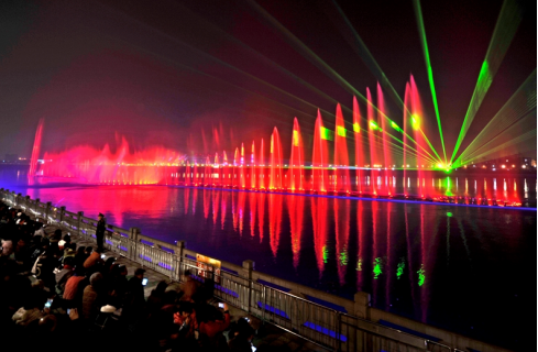 “大美江油•韻律(lv)涪(fu)江”水上音樂噴泉燈光(guang)秀